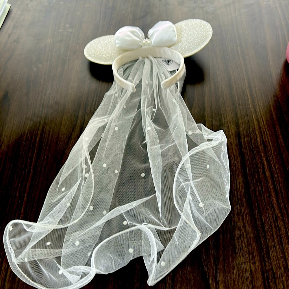 Authentic new with tags, Disney mouse ears wedding collection with veil, white